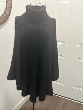 NWOT eesome Black Turtleneck Eyelash Knit Swing Cape w/ Armholes Size M/L